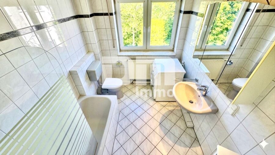Gepflegte Maisonette Wohnung mit Studio 2x Balkon und PKW Stellplatz in Traumlage - Ebene 1 Badezimmer Badewanne / Waschmaschine